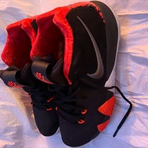 Nike kyrie 4s! Size 10.5! Very good condition!